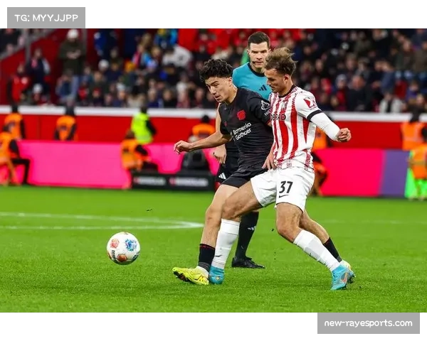 勒沃库森球员马扎进球后与队友模仿偶像庆祝动作