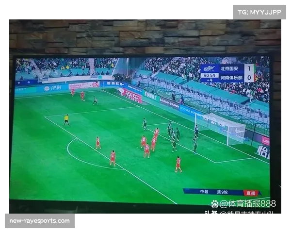 VAR室裁判专注观看回放，决定比赛关键判罚