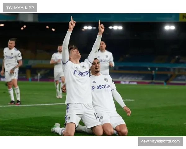 利兹联边路进攻套路：长传快速通过中场，传中寻找机会